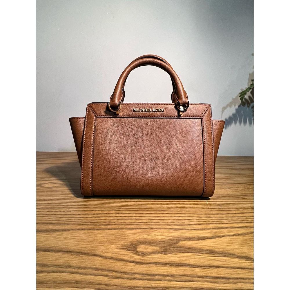Michael Kors Selma Brown Saffiano Leather Satchel |hand bag| Crossbody strap det